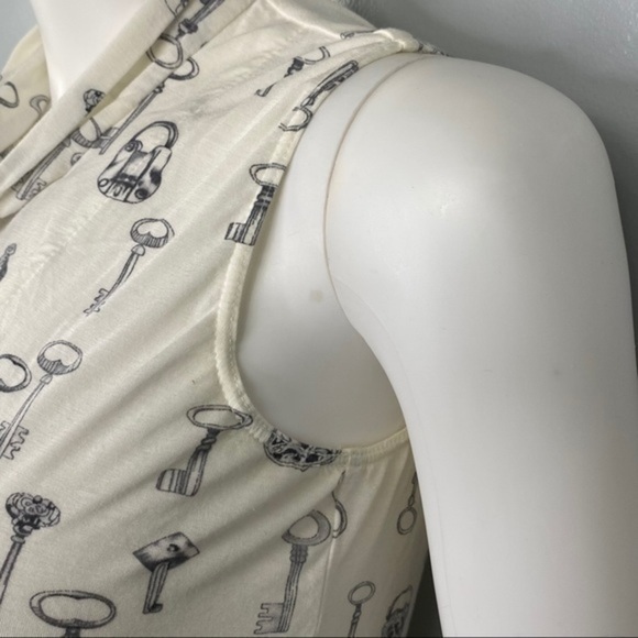 CAbi Off White Sleeveless Blouse Lock & Key Print Tie Front Button Top Size XS - Picture 4 of 7